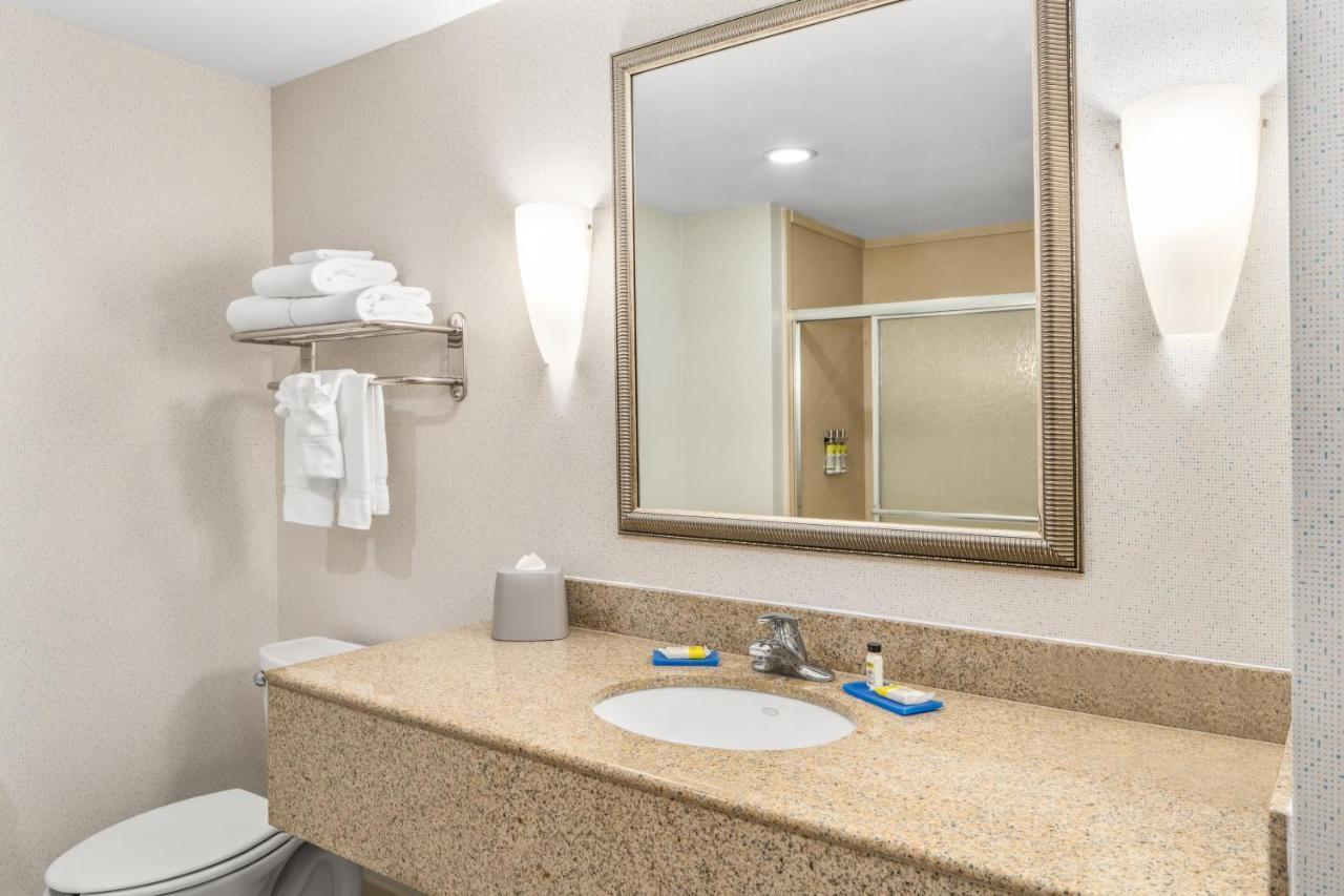 Holiday Inn Express & Suites Wilmington-Newark By Ihg Bagian luar foto
