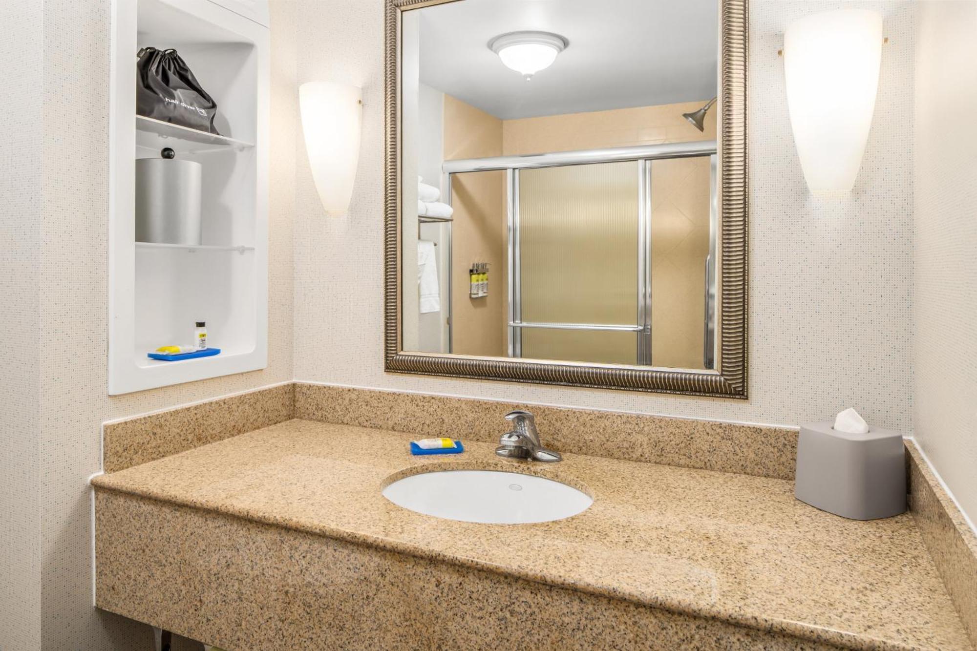 Holiday Inn Express & Suites Wilmington-Newark By Ihg Bagian luar foto